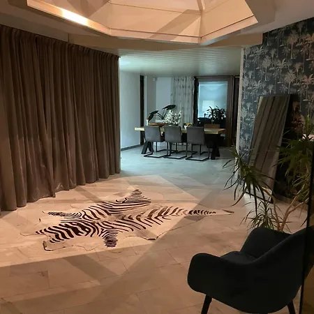 Luxury فيلة *